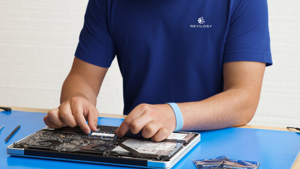 Técnico reparando iPad con fallo de WiFi