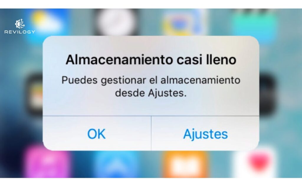 Icono de iPhone con gráficos de almacenamiento y elementos de limpieza, representando cómo liberar espacio en tu iPhone.