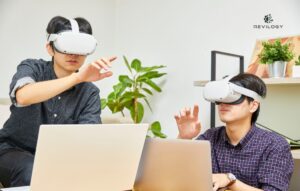Gráfico futurista con iconos de smartphones plegables, chips de GPU, visores VR y robots, representando los lanzamientos tecnológicos más esperados de 2025 y la nueva tecnología 2025.
