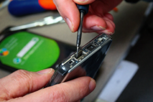 Un smartphone Android conectado a un cargador, con un círculo rojo alrededor del puerto de carga USB, indicando la necesidad de reparar el puerto de carga USB de un Android