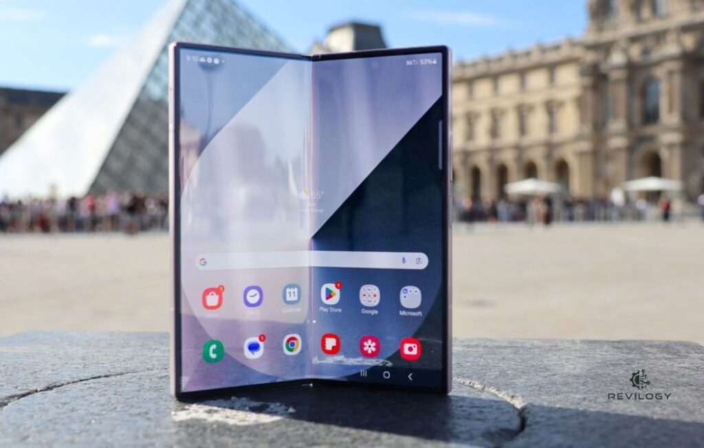 Diseño elegante de un smartphone plegable de 2025 (ej. Galaxy Z Fold 7) mostrando una pantalla grande y su bisagra flexible, parte de la nueva tecnología 2025.