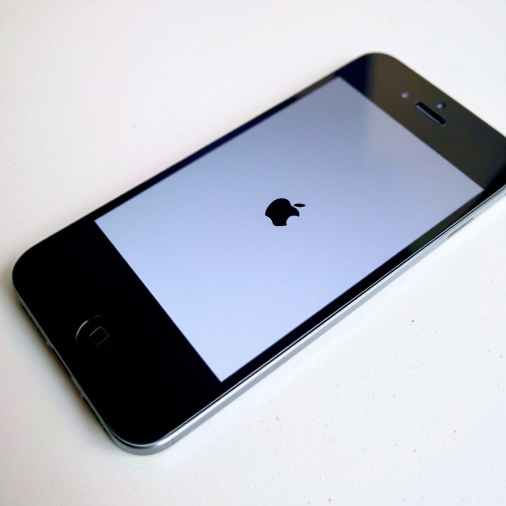 Un iPhone mostrando el logo de Apple, indicando que se queda en la manzana sin arrancar.