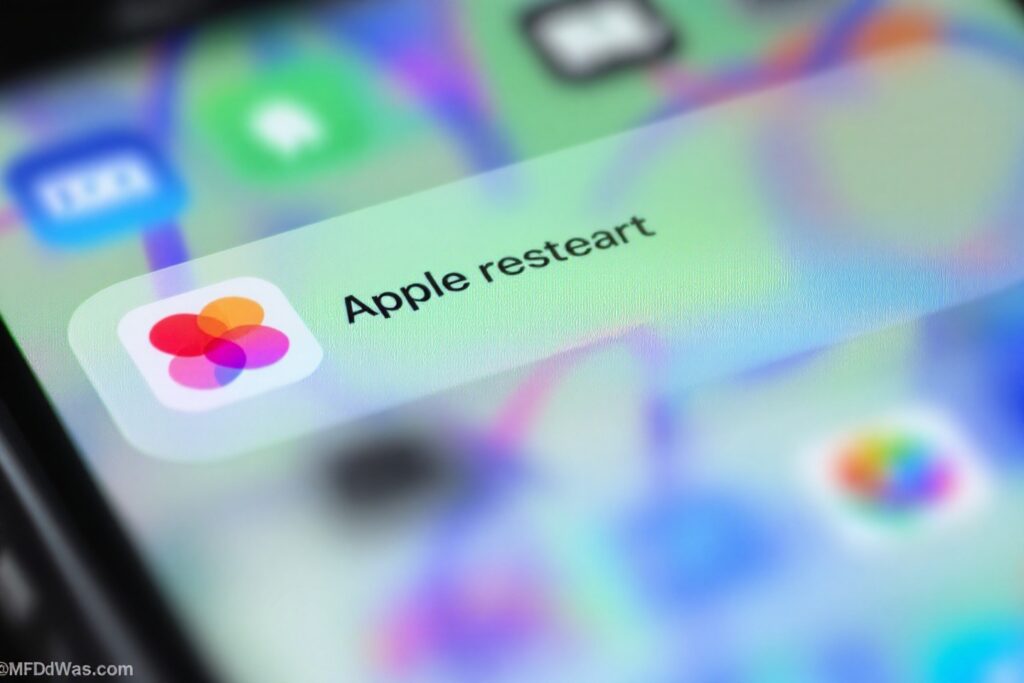 iPhone mostrando el logo de Apple durante un reinicio inesperado, indicando que el iPhone se reinicia solo.