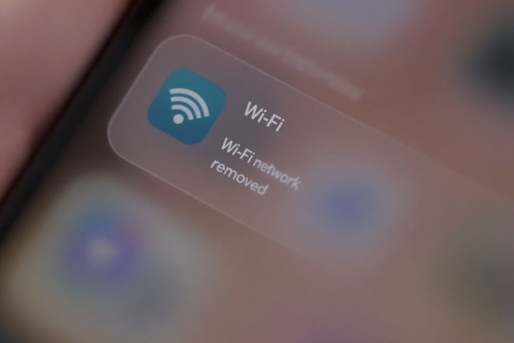 Omitir una red WiFi en los ajustes de iPhone para arreglar que no se conecta al WiFi.