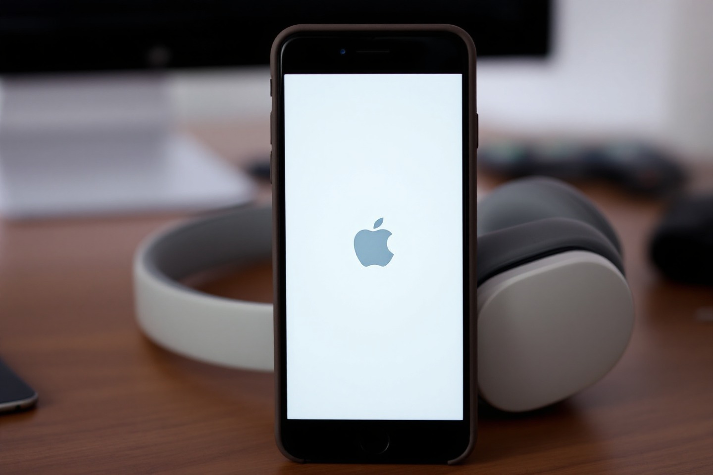 Tu iPhone se Queda en la Manzana: Causas y Reparación en Revilogy